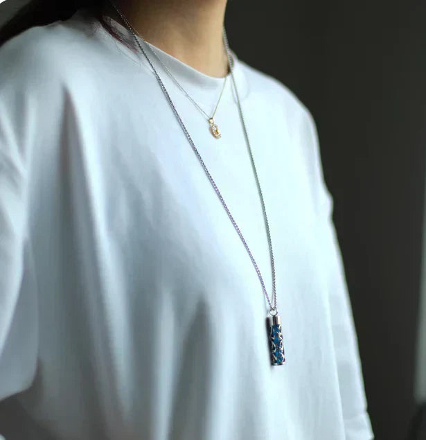 Aromadiffuserhalskjede med utskiftbare puter 