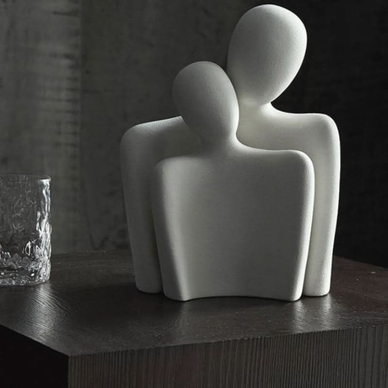 Sculpture moderne symbolisant lien et tendresse
